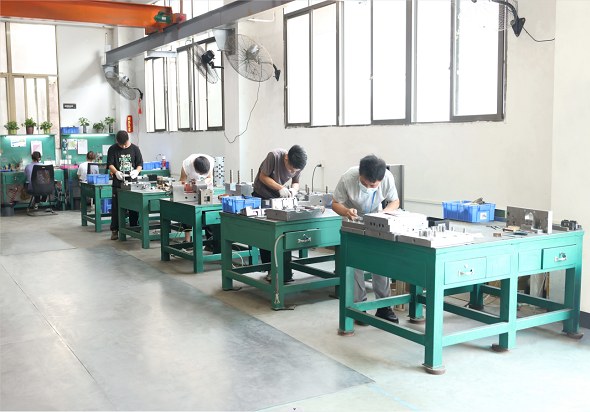 范仕达工厂钳工区